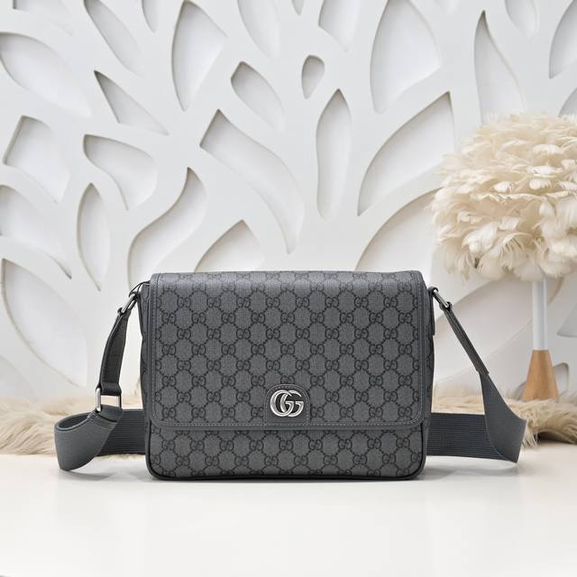 Gucci-古奇最新款男士斜挎包采用进口小牛皮 皮质柔软 手感超赞 做工精致 高贵五金 细节完美 时尚休闲百搭 质量与质感都能衬托出你独特的品味尺寸:28.18 Gucci-古奇最新款男士斜挎包采用进口小牛皮 皮质柔软 手感超赞 做工精致 高贵五金 细节完美 时尚休闲百搭 质量与质感都能衬托出你独特的品味尺寸:28.18