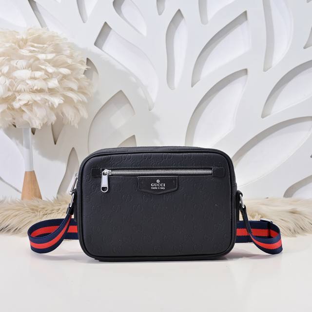 Gucci-古奇最新款男士斜挎包采用进口小牛皮 皮质柔软 手感超赞 做工精致 高贵五金 细节完美 时尚休闲百搭 质量与质感都能衬托出你独特的品味尺寸：26.17