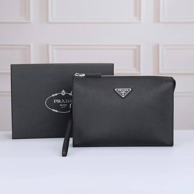 Prada-普拉达最新款手包官网同步 采用进口小牛皮制作 Saffano皮革材质 金属配件 三角形金属徽标点缀其上 释放独特的品牌气息 内码布标165代工码 简