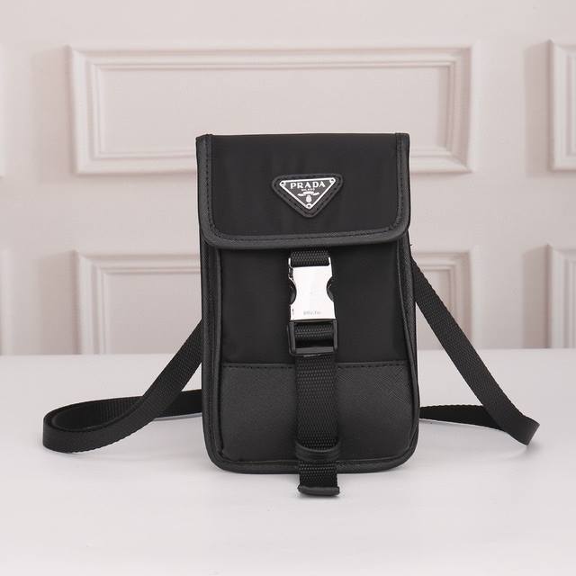 Prada-普拉达最新款手机包官网同步 采用原版进口防水布料配原版五金 做工细节精致 手感舒服 175代工 原版品质尺寸：12 19 2.5Cm