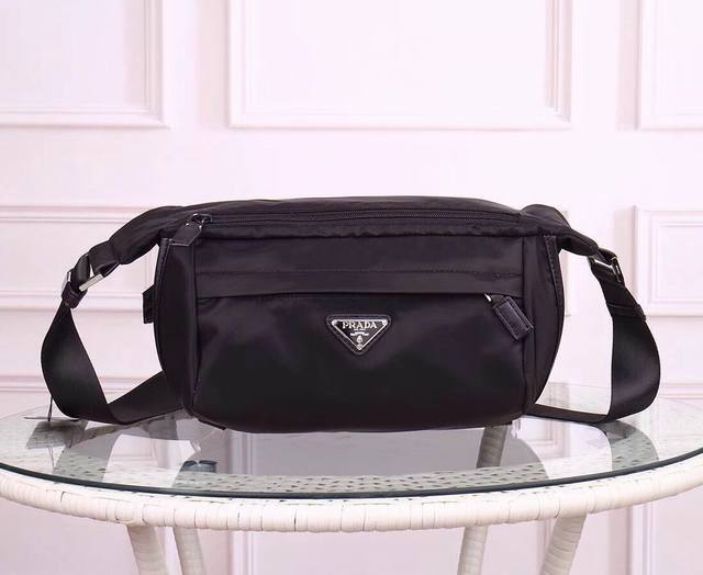 Prada-普拉达斜挎包官网同步 采用原版进口防水布料配原版五金 做工细节精致 手感舒服 175代工 原版品质尺寸：30.20.5Cm