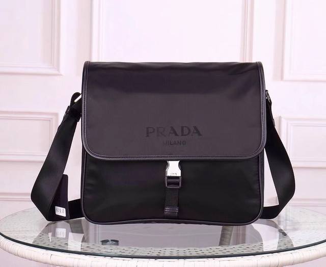 Prada-普拉达斜挎包官网同步 采用原版进口防水布料配原版五金 做工细节精致 手感舒服 175代工 原版品质尺寸:30.28.12Cm Prada-普拉达斜挎包官网同步 采用原版进口防水布料配原版五金 做工细节精致 手感舒服 175代工 原版品质尺寸:30.28.12Cm