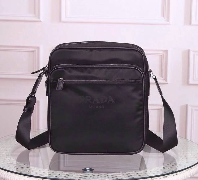 Prada-普拉达斜挎包官网同步 采用原版进口防水布料配原版五金 做工细节精致 手感舒服 175代工 原版品质尺寸：27.25.8Cm