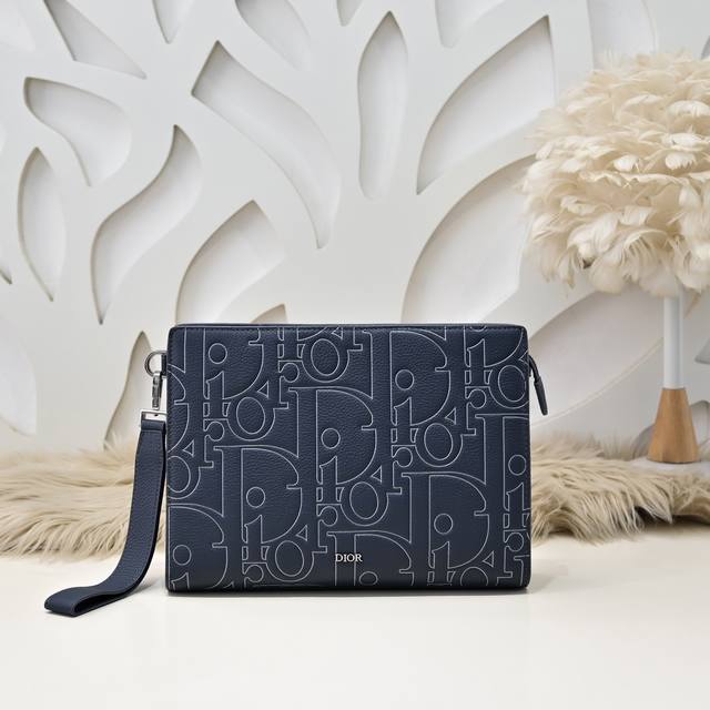 Dior-迪奥专柜最新款手拿包官网同步 本季新品 采用海军蓝色Gravity Outline 皮革等材质精心制作 这是一种压花粒面牛皮革 彰显图形魅力 宽大的拉