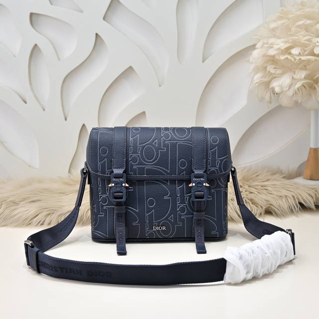 Dior-迪奥专柜最新款斜挎包 信使包官网同步 本季新品 采用海军蓝色Gravity Outline 皮革等材质精心制作 这是一种压花粒面牛皮革 彰显图形魅力 Dior-迪奥专柜最新款斜挎包 信使包官网同步 本季新品 采用海军蓝色Gravity Outline 皮革等材质精心制作 这是一种压花粒面牛皮革 彰显图形魅力