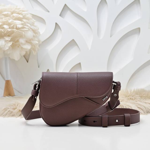 Dior-迪奥专柜最新款迷你马鞍包 单肩包官网同步 这款是本季新品 采用粒面小牛皮精心制作 手感超赞 正面马鞍翻盖贴袋 马鞍造型设计提升格调 可收纳各种日常用品