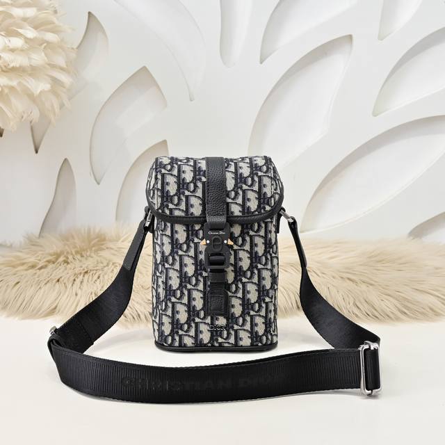 Dior-迪奥专柜最新款竖款信使包 单肩包官网同步 采用米色和黑色 Oblique 印花面料等材质精心制作 饰以黑色粒面牛皮革细节提升格调 设有主隔层和一个插袋