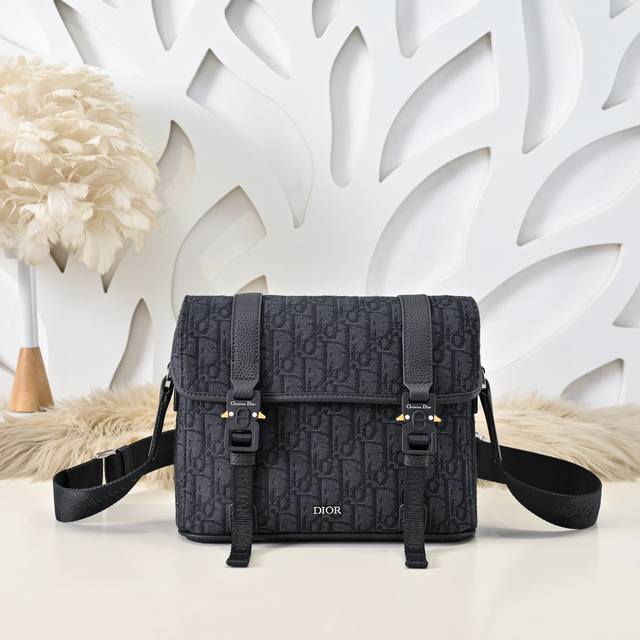Dior-迪奥专柜最新款信使包 单肩包官网同步 采用压花工艺将经典图案精致呈现于黑色牛皮革之上 Dior Gravity 印花效果皮革 搭配两条Christia