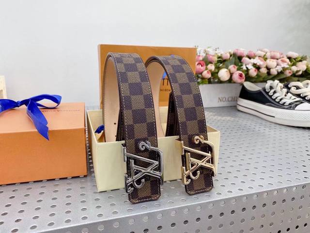 纪梵希 奢侈品知名品牌 一针一线的完美工艺 *为您呈现尊贵的气质 触感极佳 实物拍摄 头层牛皮底 宽度:3.4搭配金属扣 附带原版包装