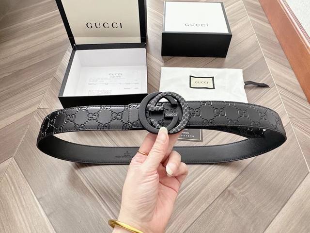 Gucci 古奇新款互扣式G带扣深受品牌辉煌的70年代经典设计所影响，得以重新诠释。安放于织纹纯皮腰带之上。正品一致的吊牌全套包装 配纸袋 礼品盒 亲们下单一定