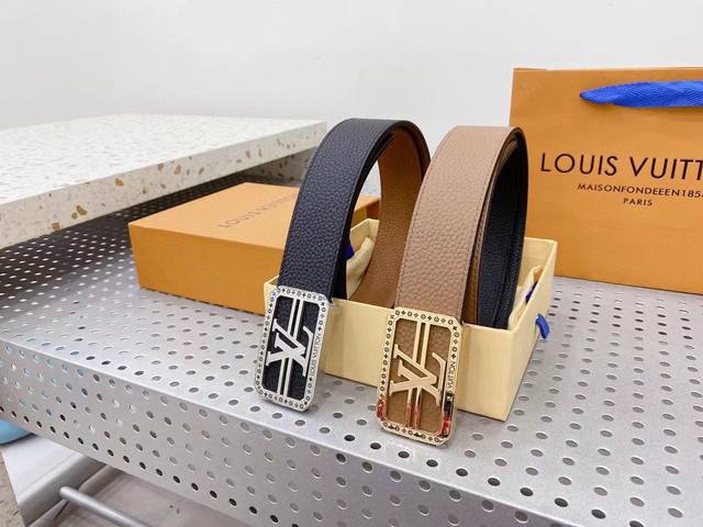 路易威登原单专柜新款正品 不褪色扣头。搭配双面进口头层原版牛皮腰带双面可用 一面黑色 一面土黄 看细节 超级实用 原版质量宽度3.8工艺精湛 结合原单支持验货！