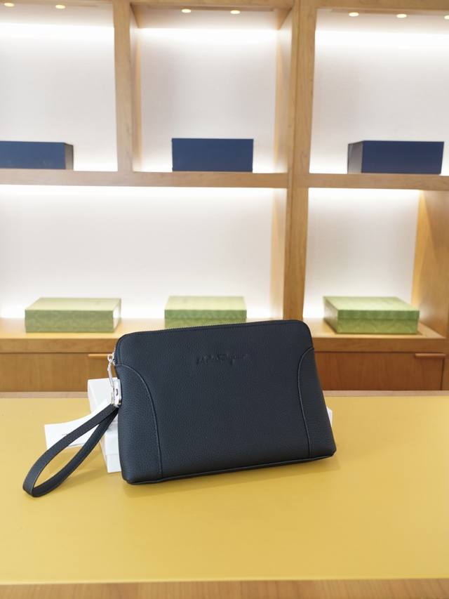 Ferragamo 菲拉格慕 官网同步 高版本 手拿包 全球轰抢单品 原单牛皮制作 质感超好 日常出门经典百搭 一眼万年的款式 非市面普通货 贸易公司订单货 配