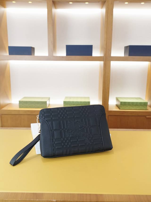 Burberry 巴宝莉 官网同步 高版本 手拿包 全球轰抢单品 原单牛皮制作 质感超好 日常出门经典百搭 一眼万年的款式 非市面普通货 贸易公司订单货 配礼品