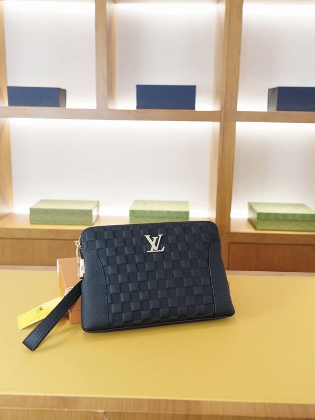 Lv 路易威登 官网同步 高版本 手拿包 全球轰抢单品 原单牛皮制作 质感超好 日常出门经典百搭 一眼万年的款式 非市面普通货 贸易公司订单货 配礼品盒包装等.