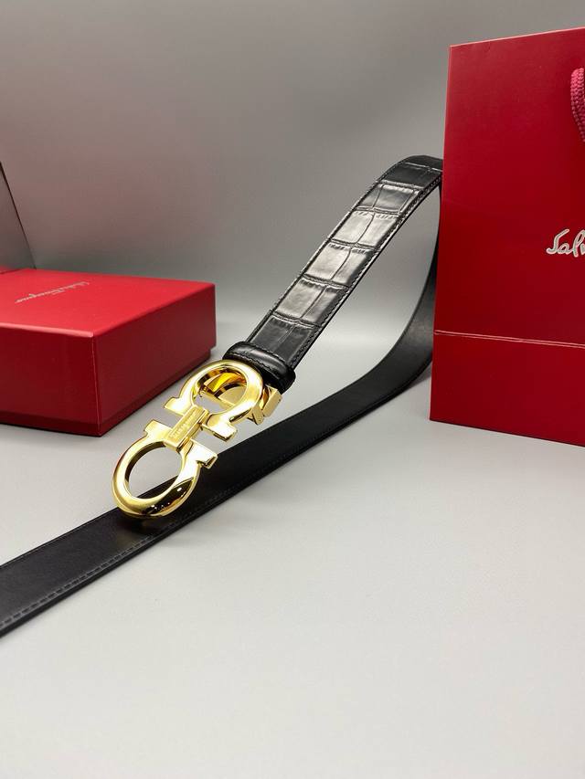升级版精品款 Ferragamo菲拉格慕男士3.5Cm精品金属扣，加厚电镀层耐磨损不易褪色不易掉色防过敏，再搭配上头层牛皮鳄鱼纹理，百搭耐看不过时。