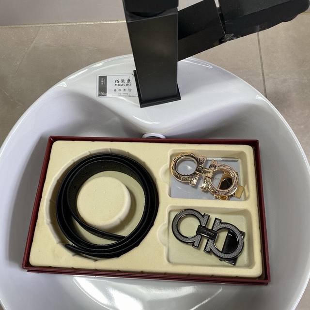 菲拉格慕Ferragamo精品款 ☆双扣礼盒套装 含礼盒 专柜有售 菲拉格慕专柜在售正品 此款采用双面头层牛皮制作 油边细致、长度剪裁。正品开模 搭配广州原版扣