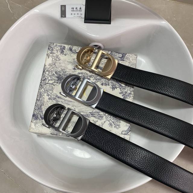 品牌：迪奥Dior 等级：原单私货.头层牛皮，专柜售、堪比正品！油边精致 电脑车线 手感柔软.实物拍摄无修饰 上身效果超好、长度可裁剪.配专柜全套包装.送礼自带