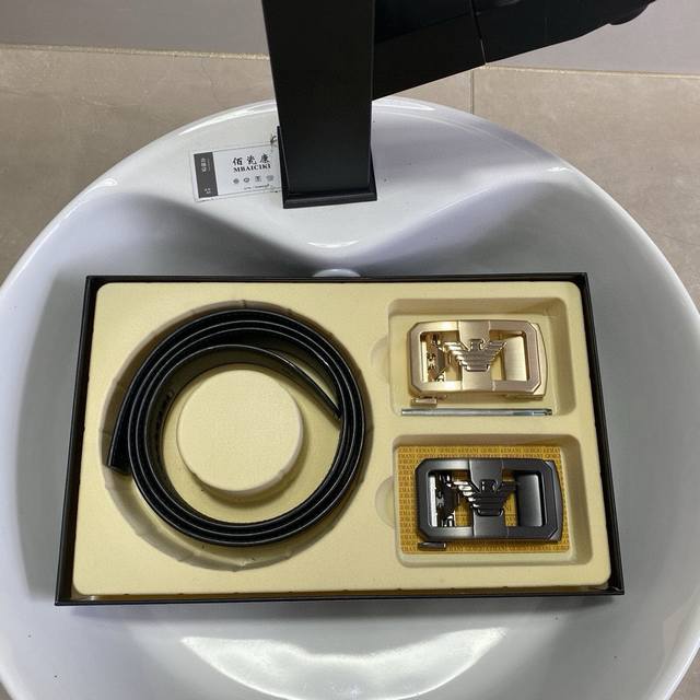 阿玛尼皮带 爆款来袭 原单品质、3.5Cm规格 、专柜对版头层牛皮、专柜同款 高真空电镀五金 扣头、长度可剪裁。自由搭配！配专柜全套包装