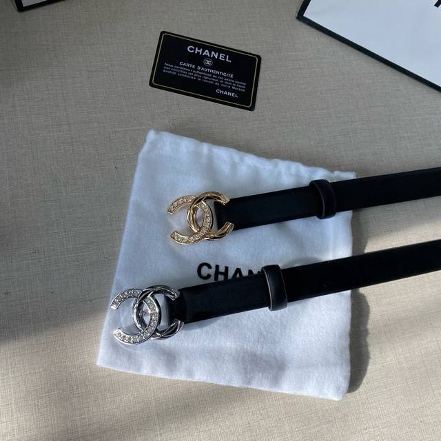 要给你的衣服加一些香香的点缀 如果哪一个品牌能把简单的东西做到极致那就是香奶奶先不说 施华洛水晶扣头的吸引力光是那进口胎牛皮带身的无敌质感也要忍不住要收入囊中