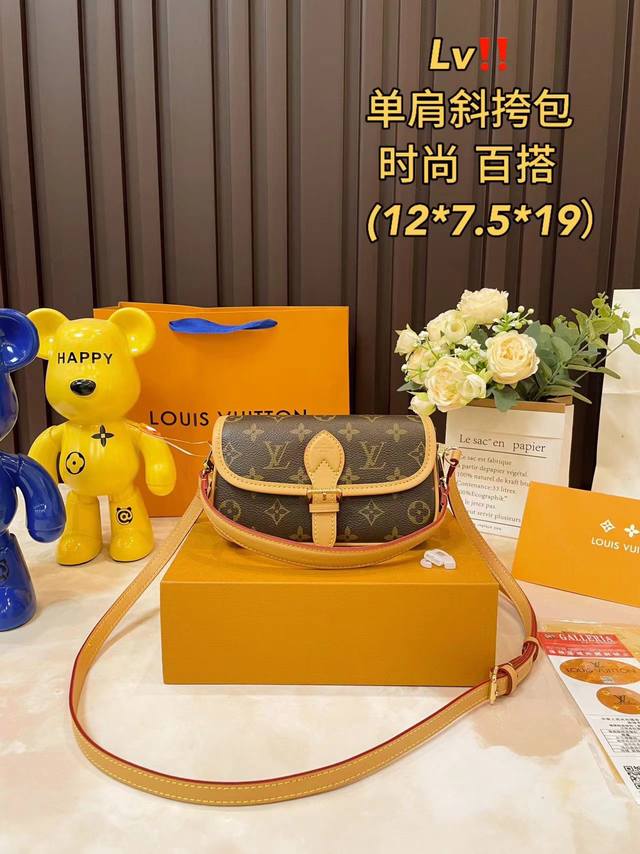 细节图 折叠礼盒 Lv 全新尺寸 法棍包 邮差包 翻盖手袋，网红爆款 这款邮差包真是太有味道了 浓浓的复古风情 的精髓体现的淋漓尽致 挺括明快的线条与丰富的经典