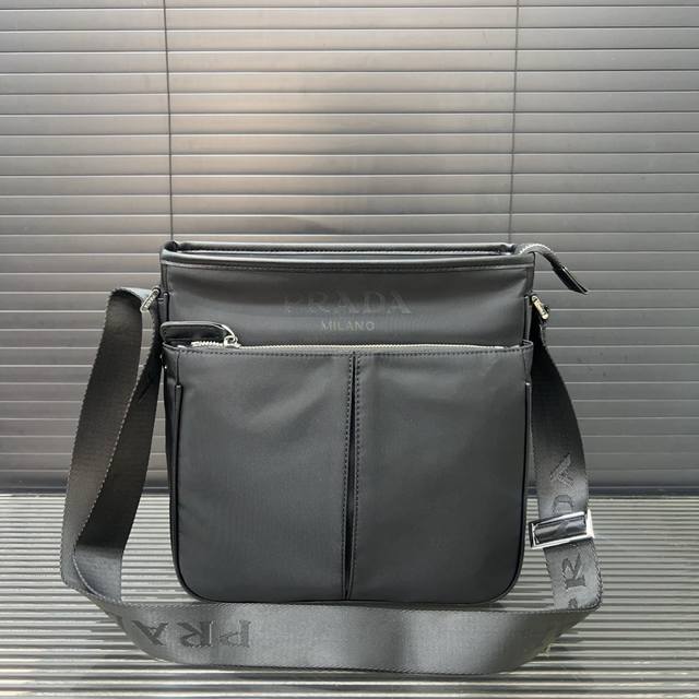 Prada 普拉达 尼龙布信史包Logo印花邮差包 男士斜挎单肩包 经典百搭 实物拍摄 原厂原版面料 配送防尘袋 25 X 26 Cm
