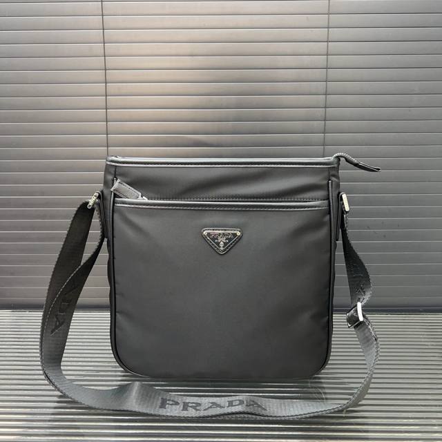 Prada 普拉达 Saffiano 徽标皮革尼龙 尼龙布三角标单肩包 男士斜挎包 经典百搭 实物拍摄 原厂原版面料 配送防尘袋 28 X 26 Cm