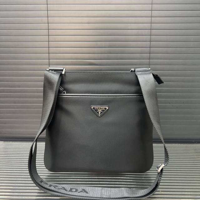 Prada 普拉达 原单尼龙布邮差包 单肩包 斜挎包男包 经典百搭 实物拍摄 原厂原版面料 高端品质 配送防尘袋 27 X 25 Cm。 Prada 普拉达 原单尼龙布邮差包 单肩包 斜挎包男包 经典百搭 实物拍摄 原厂原版面料 高端品质 配送防尘袋 27 X 25 Cm。