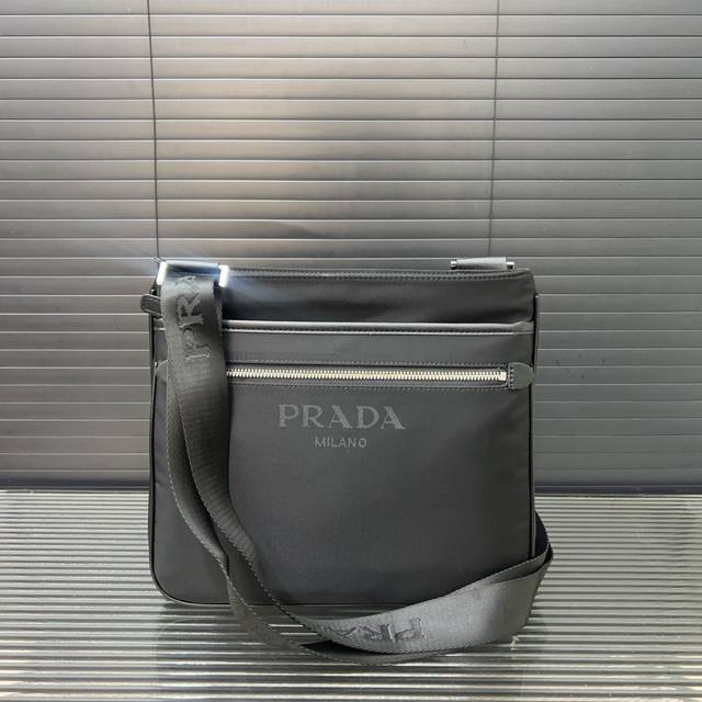 Prada 普拉达 双面尼龙布邮差包 单肩包 斜挎包男包 经典百搭 实物拍摄 原厂原版面料 高端品质 配送防尘袋 30 X 26 Cm。
