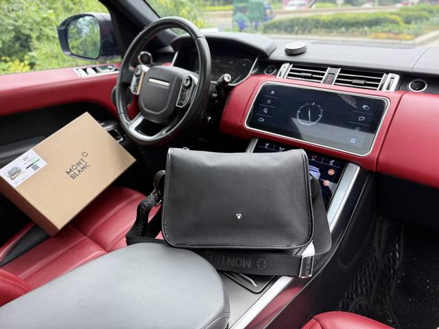 高端货 新款 “ Montblanc ”万宝龙单肩包 万宝龙邮差包 Jumbo 可调节织带肩带拉链开合 皮革 单肩斜挎包 男款 黑色 高清五金Logo标志、内里