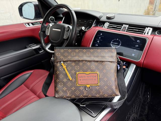 高端货 新款 “Louis Vuitton”Lv单肩包 路易威登单肩 差包 M48219 Louis Vuitton 简约复古大气品牌压纹贴饰帆布拼皮革装饰邮差