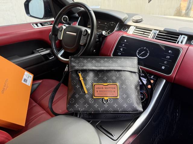 高端货 新款 “Louis Vuitton”Lv单肩包 路易威登单肩 差包 M48219 Louis Vuitton 简约复古大气品牌压纹贴饰帆布拼皮革装饰邮差