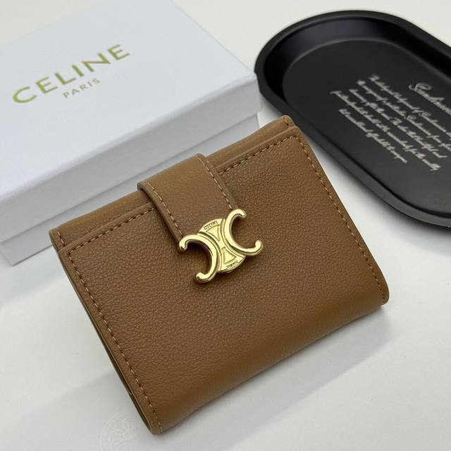 Celine F07颜色 黑色 杏色 棕色 老花 尺寸 11*10*5Celine短式钱包非常炫美的一个系列，专柜同步，采用头层牛皮，精致时尚！