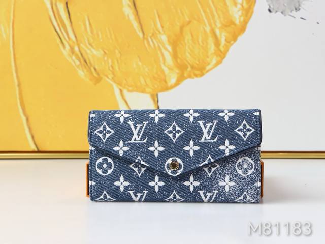 颜色 兰布尺寸19X10M81183 这款Sarah钱包以Monogram提花牛仔布重新演绎，缀有搭衬的牛皮饰边，采用提花织物技术重新演绎经典Monogram图