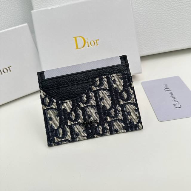 Dior D18颜色 黑色 尺寸 10X7.5 Dior 专柜同步最新款出货!采用里外头层小牛皮 ,做工精致,超多卡位,超薄款设计,携带方便! Dior D18颜色 黑色 尺寸 10X7.5 Dior 专柜同步最新款出货!采用里外头层小牛皮 ,做工精致,超多卡位,超薄款设计,携带方便!