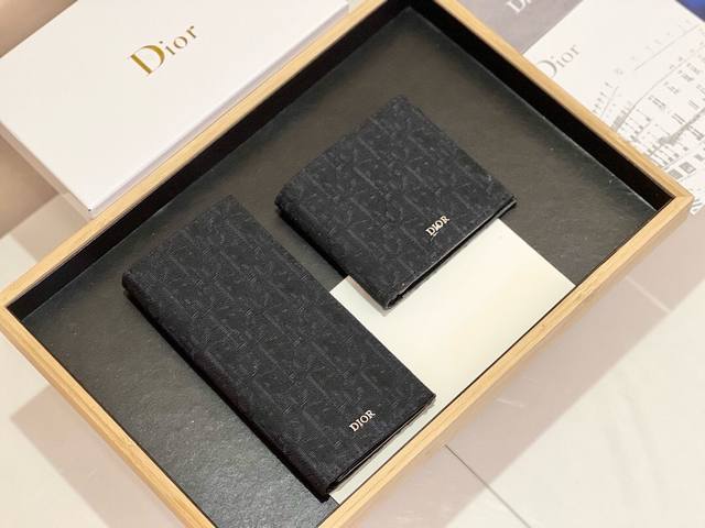 短 长 Dior 短022 长026颜色 黑色 11*10*1.5 17.5*8.5*1.5Dior专柜新款火爆登场!官网同步,精湛手工制作,实物拍摄,男女统用 短 长 Dior 短022 长026颜色 黑色 11*10*1.5 17.5*8.5*1.5Dior专柜新款火爆登场!官网同步,精湛手工制作,实物拍摄,男女统用
