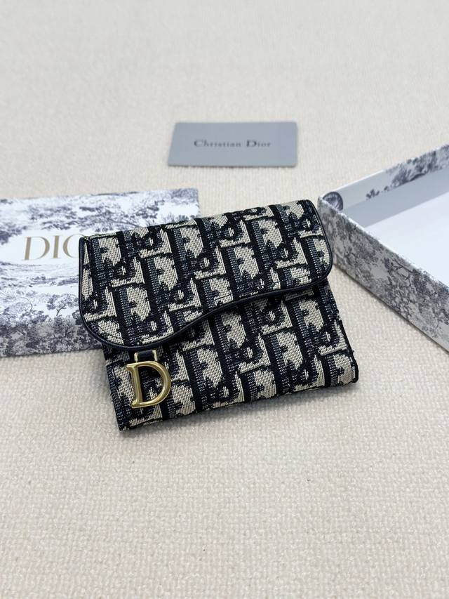 Dior 颜色 黑尺寸:11*10*2 专柜新款火爆登场!采用布配头层牛皮,做工精致, 媲美专柜!多功能钱包卡包,超级实用 Dior 颜色 黑尺寸:11*10*2 专柜新款火爆登场!采用布配头层牛皮,做工精致, 媲美专柜!多功能钱包卡包,超级实用