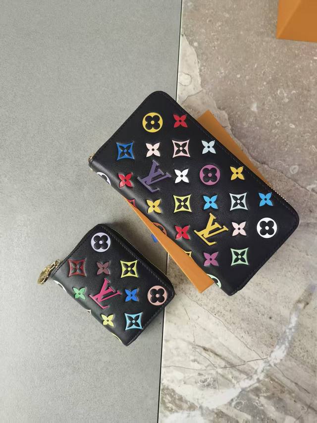 颜色 黑尺寸 19.5X10.5X2.5M12152 Zippy 钱包采用蓬松小羊皮制成，饰有字母组合图案压花。粉色压花效果更亮眼 带金色 Lv Circle