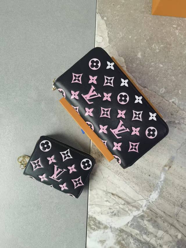 颜色 黑尺寸 19.5X10.5X2.5M12152 Zippy 钱包采用蓬松小羊皮制成，饰有字母组合图案压花。粉色压花效果更亮眼 带金色 Lv Circle