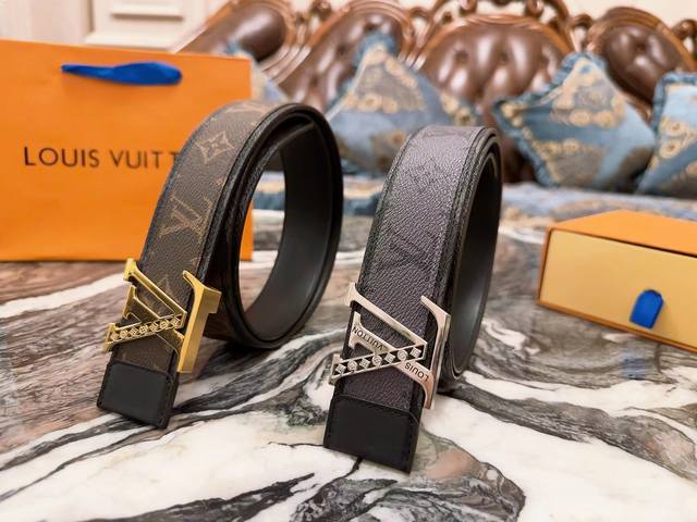 Lv皮带宽度：4.0Cm 专柜同步最新系列，搭配精致雕扣头 媲美代购欢迎对比时尚百搭，品味的体现，休闲高大上！ Iphone实物实拍， 腰带上身效果超好，抓紧转