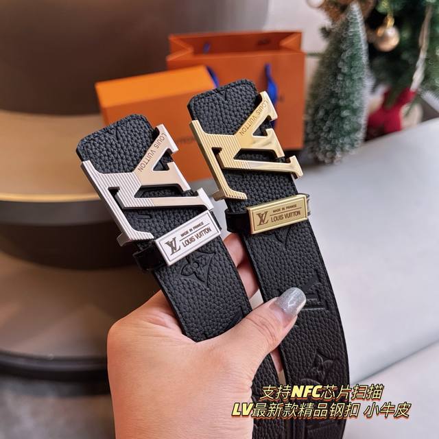 支持Nfc芯片扫描Lv皮带宽度：4.0Cm 专柜同步最新系列，搭配精致雕扣头 媲美代购欢迎对比时尚百搭，品味的体现，休闲高大上！ Iphone实物实拍， 腰带上