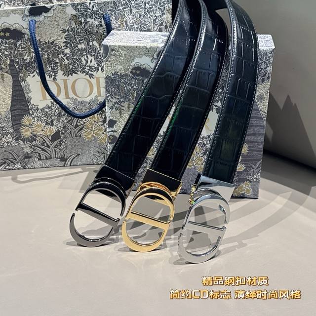 礼物迪奥这款皮带采用奢华的牛皮材质，独具原创个性且精致不凡。Gancini金属扣饰的分层构造打造富有趣致的3D立体效果。手工精制而成，打造奢华却又不失现代感的外