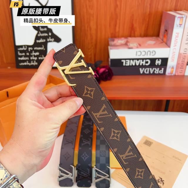 原版品质打孔 品牌:路易L家 男款 颜色:黑 咖 黑 灰 扣头:金 银 黑 枪 扣头:原版精品纯铜五金扣头 带身:原版牛皮 尺寸:宽约:3.8Cm 长约:95C 原版品质打孔 品牌:路易L家 男款 颜色:黑 咖 黑 灰 扣头:金 银 黑 枪 扣头:原版精品纯铜五金扣头 带身:原版牛皮 尺寸:宽约:3.8Cm 长约:95C