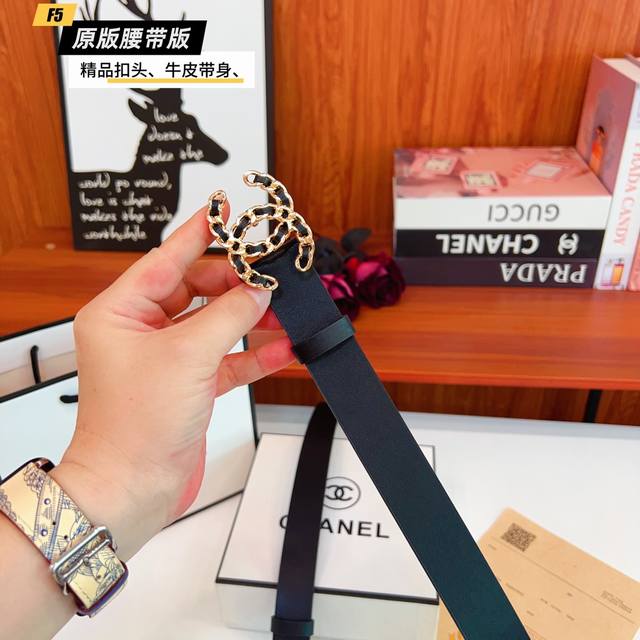 原版品质打孔 品牌：香奈C家 女款 颜色：黑 扣头：金 银 扣头：原版精品纯铜五金扣头 带身：原版牛皮 尺寸：宽约：3.0 Cm 长约：95Cm-110Cm 类