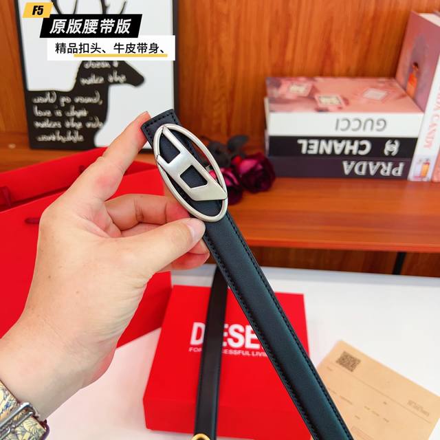 原版品质打孔 品牌：迪赛D家 女款 颜色：黑 扣头：金 银 扣头：原版精品纯铜五金扣头 带身：原版牛皮 尺寸：宽约：2.5Cm 长约：95Cm-110Cm 类别