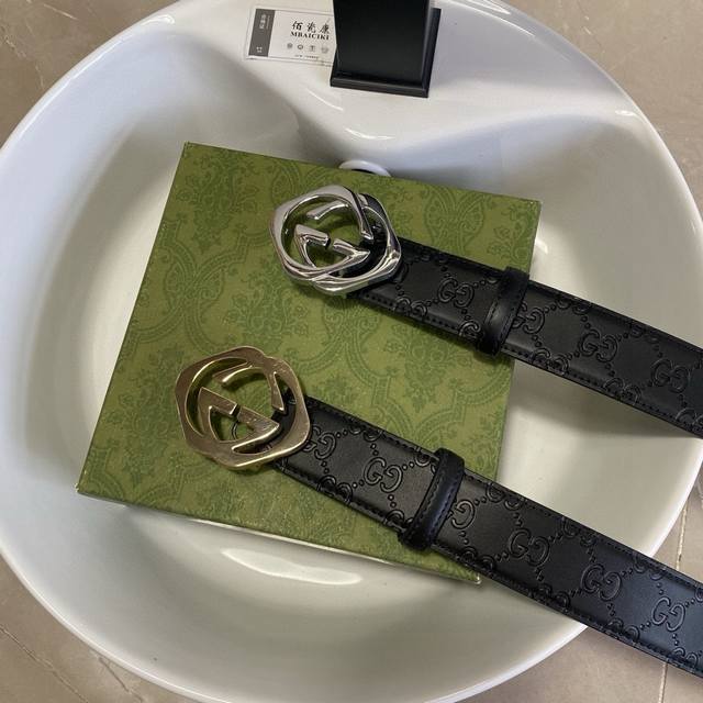 品牌：古驰Gucci 等级：原版品质.头层牛皮 专柜售经典爆款开模。油边精致 电脑车线 手感柔软.实物拍摄无修饰 上身效果超好、长度不可裁剪.配专柜全套包装.送