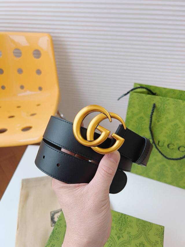 Gucci 这款腰带饰有经典双G细节，令人联想起Gg Marmont系列手袋。这一五金调配件由70年代典藏的腰带扣演化而来，每一季都会以各种新颖的姿态传达时尚历