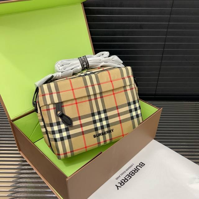 Burberry 巴宝莉 Paddy 男士单肩包 男包 斜挎包 经典百搭 实物拍摄 原厂原版面料 高端品质 配送防尘袋 礼盒 23 X 16 Cm。