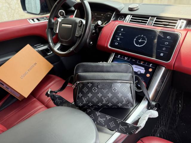 高端货 新款 “Louis Vuitton”Lv单肩包 路易威登邮差包 黑武士单肩包 M30233 Louis Vuitton Outdoor 经典老花可调节不