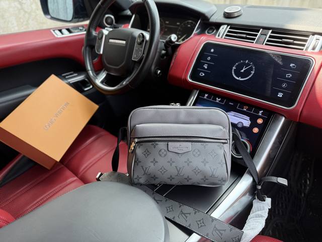 高端货 新款 “Louis Vuitton”Lv单肩包 路易威登邮差包 黑武士单肩包 M30233 Louis Vuitton Outdoor 经典老花可调节不