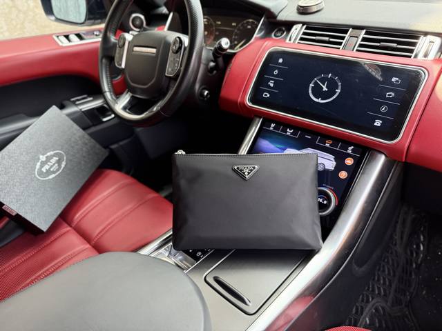 高端货 最新款 “ Prada ”普拉达手拿包普拉达手抓包手挽包 尼龙和Saffiano 皮革斜挎包尼龙材质金属配件和钛金属拉链Prada徽标织物衬里两枚旁开扣